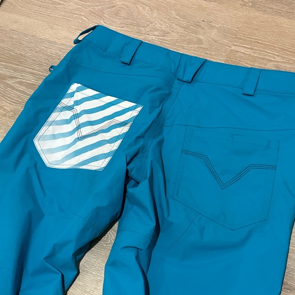 Women’s Volcom Snowpant - Picture 4 of 5
